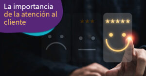 mano tocando un display que muestra una carita feliz y cinco estrellas, al fondo se ven dos slides uno con tres estrellas y una carita seria y el segundo con una carita triste