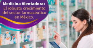 Administradora de farmacia sosteniendo una tabla con documentos, fondo de anaqueles con medicamentos